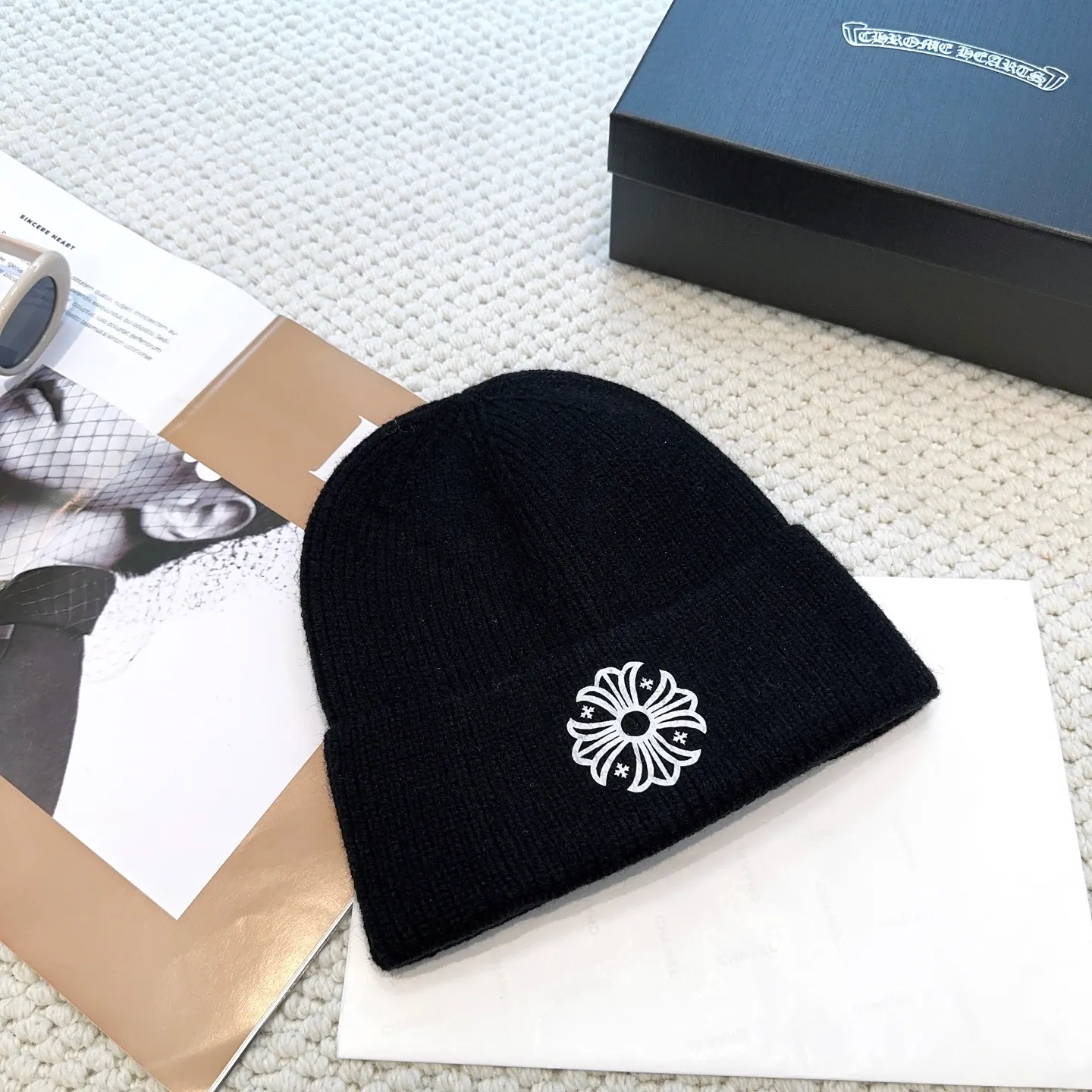 P46 🤍Chrome hearts new autumn and winter cross knitted hat🧶 One of the must-have hats in autumn and winter~ It really looks good on whoever wears it~, it is also a perfect match in black and white and gray in autumn~